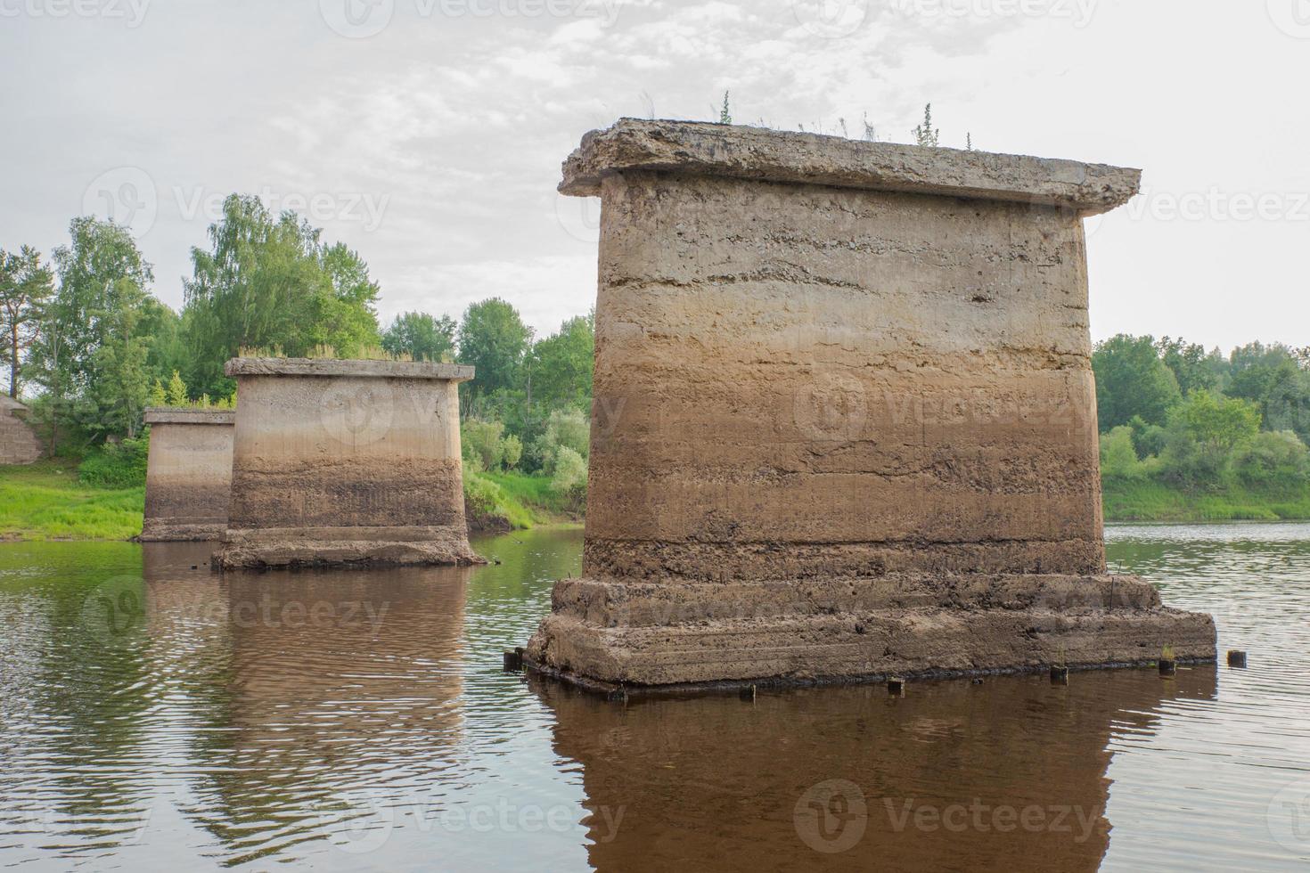 soporte del puente viejo, soporte del puente destruido se encuentra en el río. foto