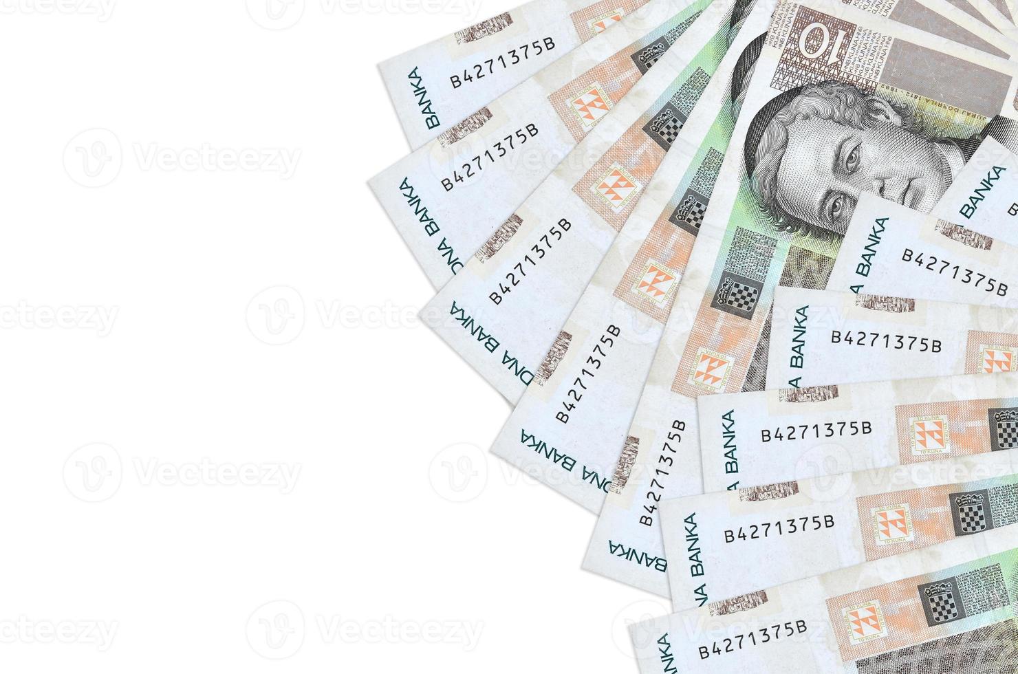 10 billetes de kunas croatas se encuentran aislados en fondo blanco con espacio de copia. fondo conceptual de vida rica foto