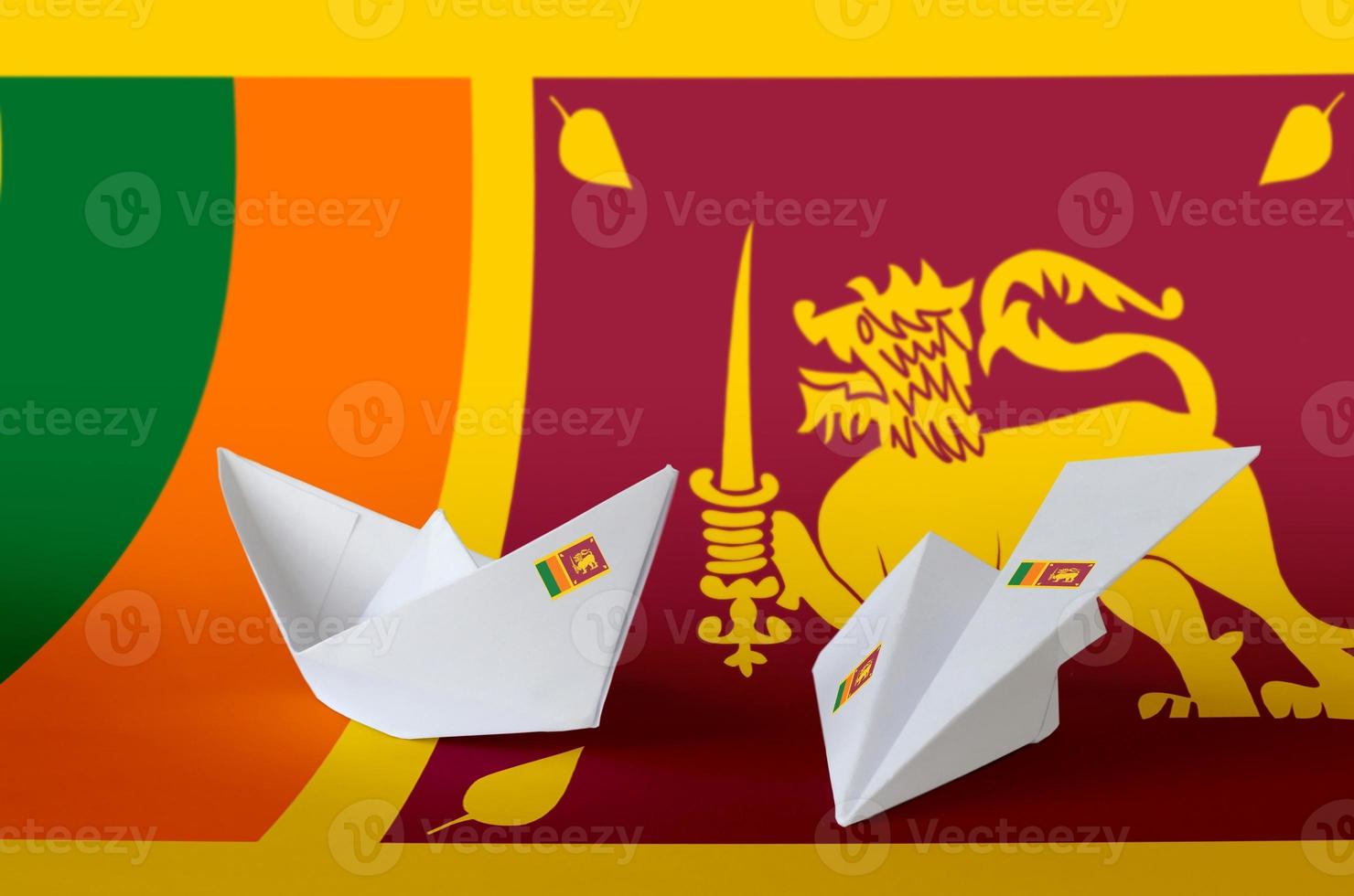 bandera de sri lanka representada en avión y barco de origami de papel. concepto de artes hechas a mano foto