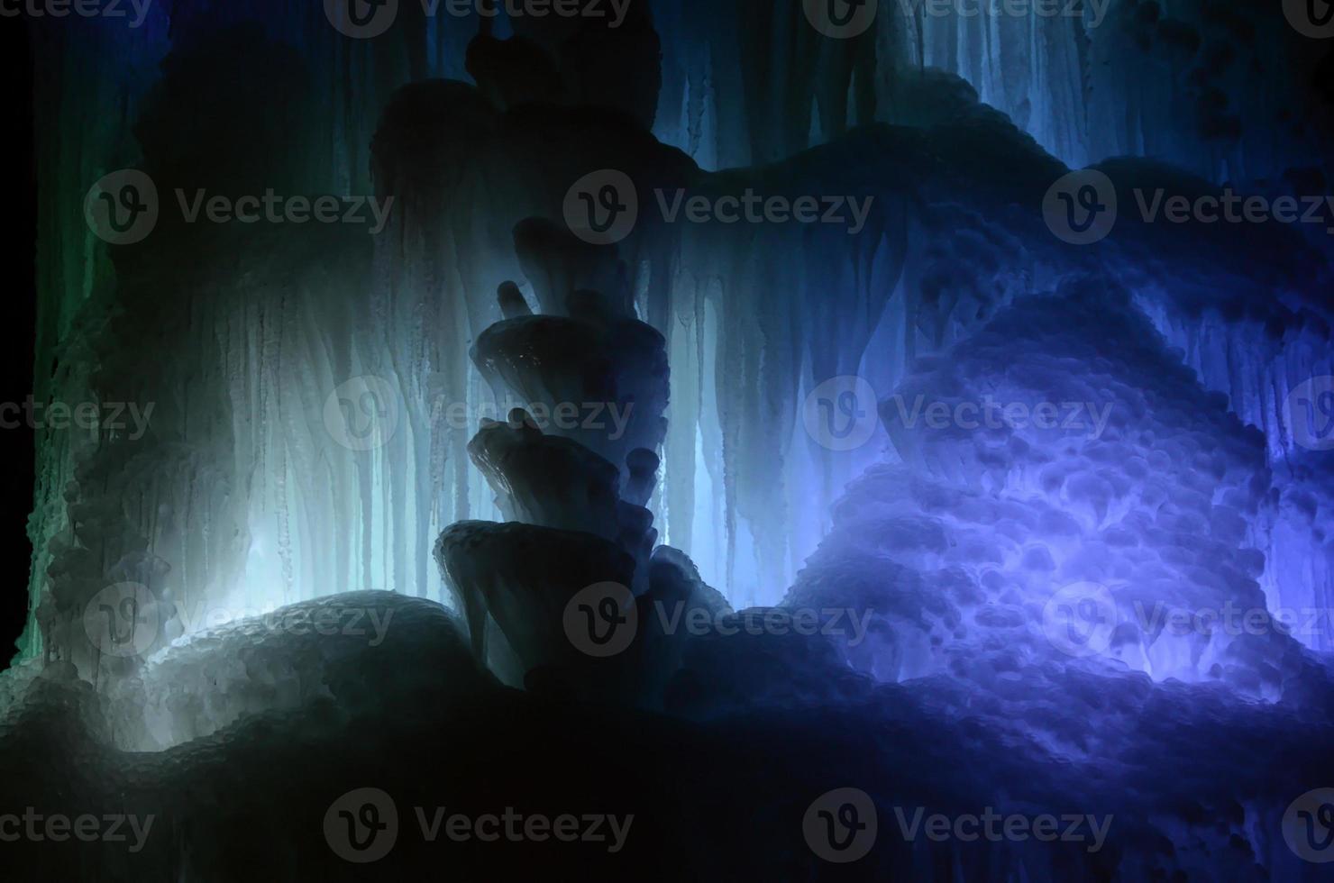 grandes bloques de hielo cascada congelada o fondo de caverna foto