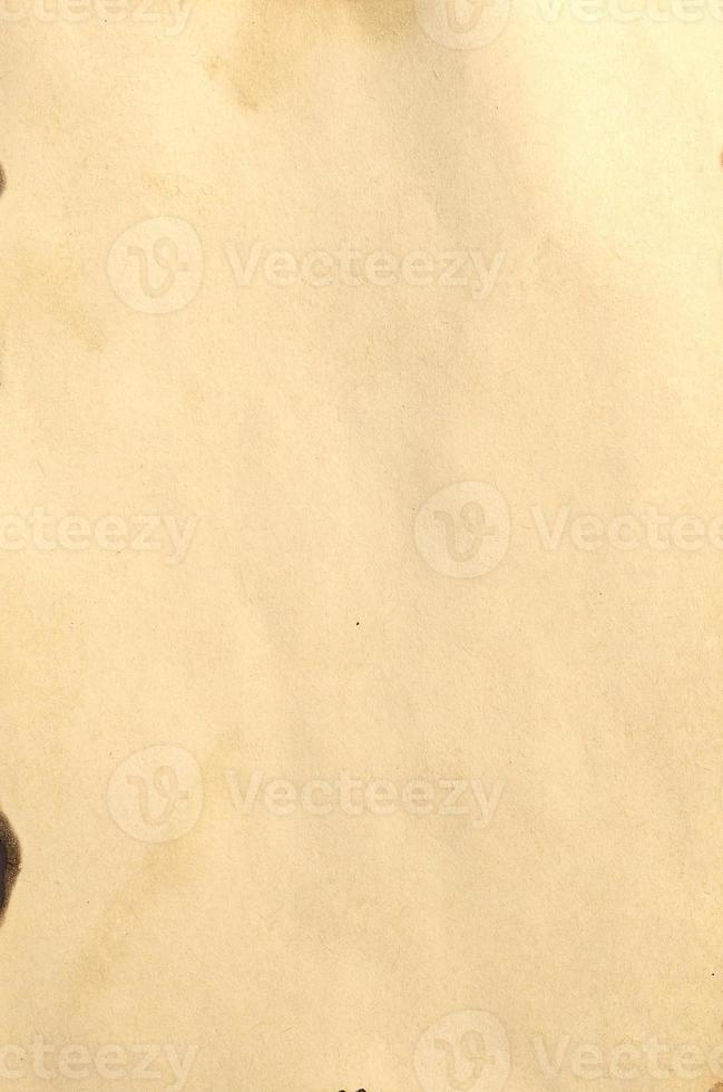 viejo trozo en blanco de antiguo manuscrito o pergamino de papel desmoronado foto