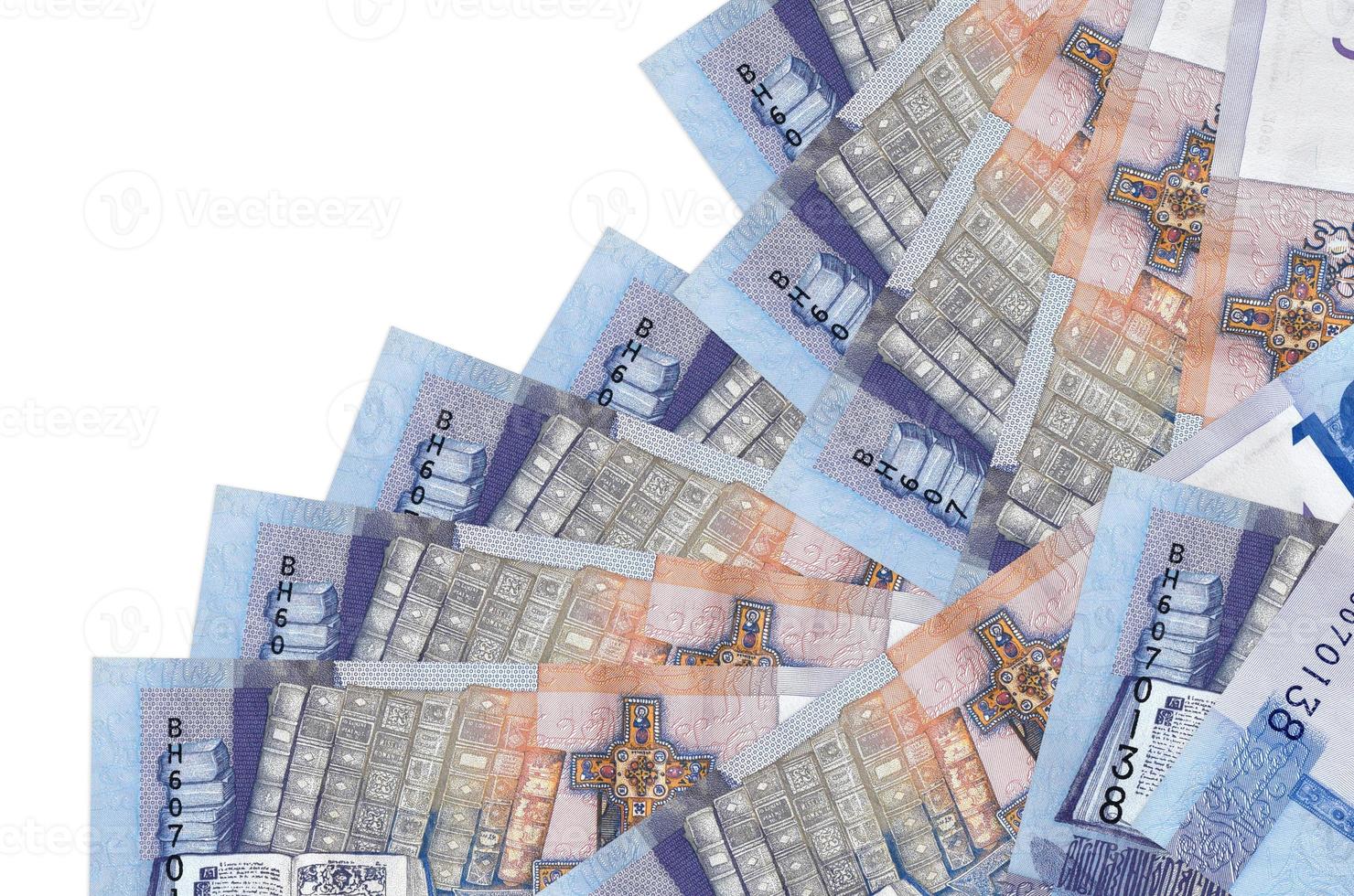 Los billetes de 10 rublos bielorrusos se encuentran en diferente orden aislados en blanco. concepto de banca local o hacer dinero foto