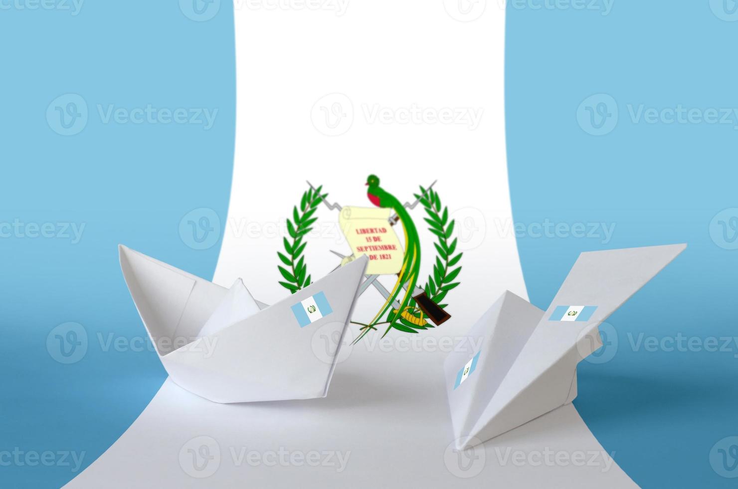 bandera de guatemala representada en avión y barco de origami de papel. concepto de artes hechas a mano foto