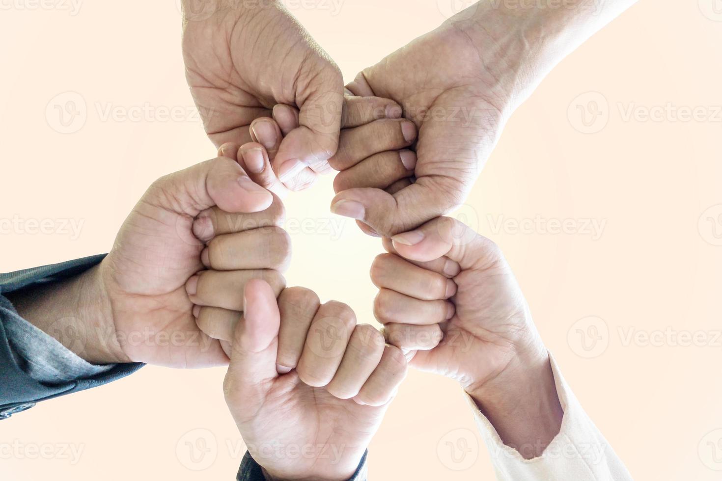 grupo empresarial de amistad con las manos juntas. foto