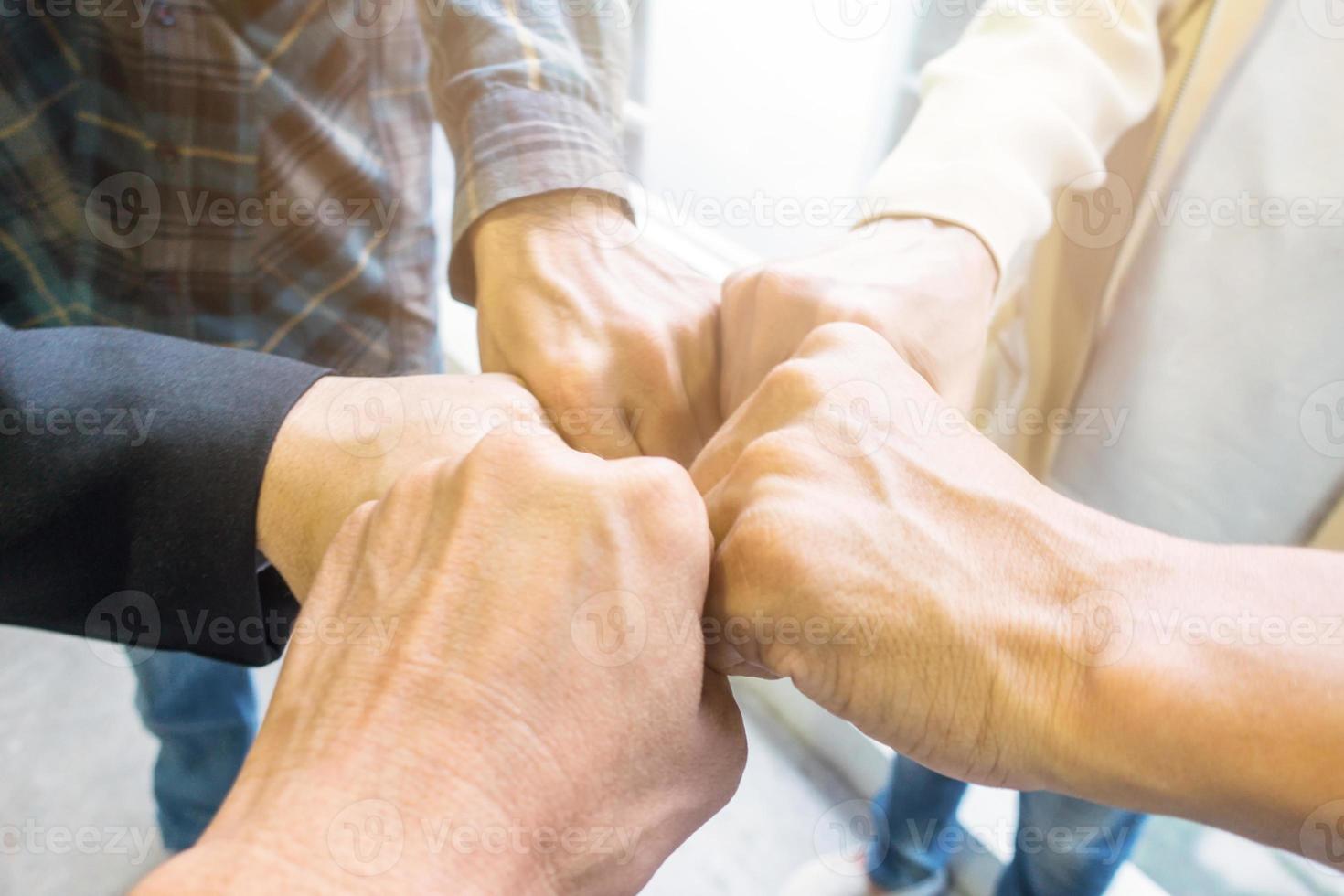 grupo empresarial de amistad con las manos juntas. foto