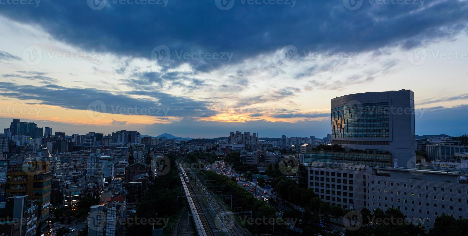 vista nocturna de sinchon, seúl, corea foto