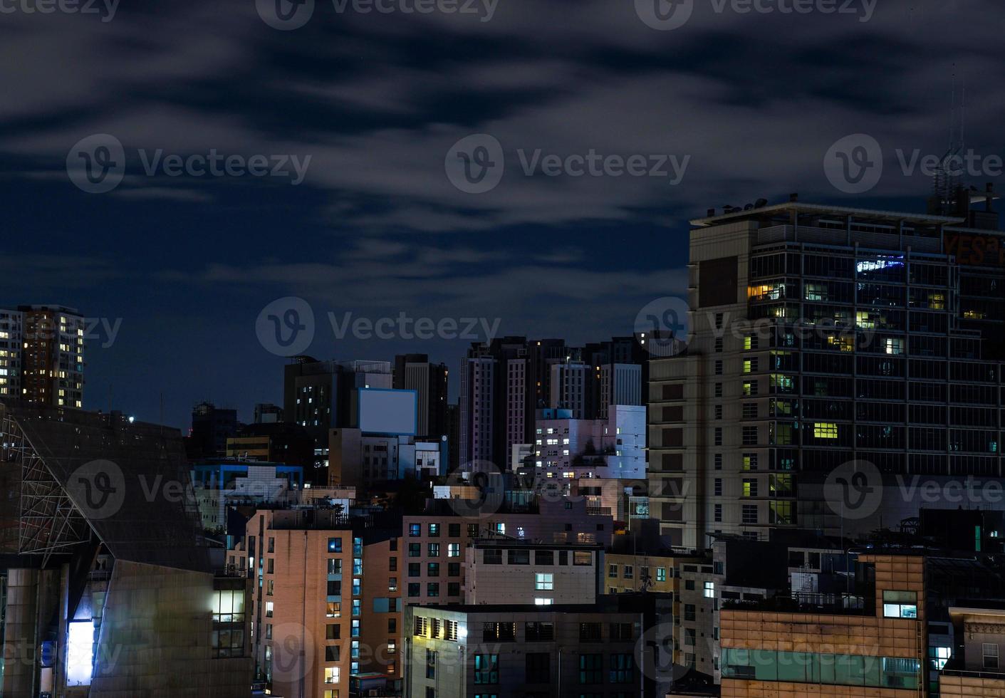 vista nocturna de sinchon, seúl, corea foto