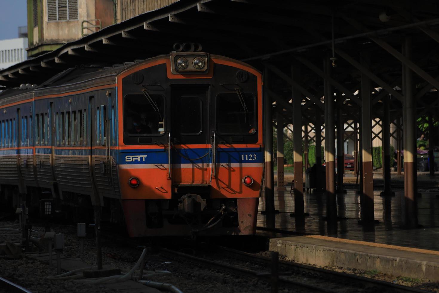 bangkok, tailandia - tren del 29 de octubre en la estación de tren hua lamphong el 29 de octubre de 2022 en bangkok, tailandia. foto