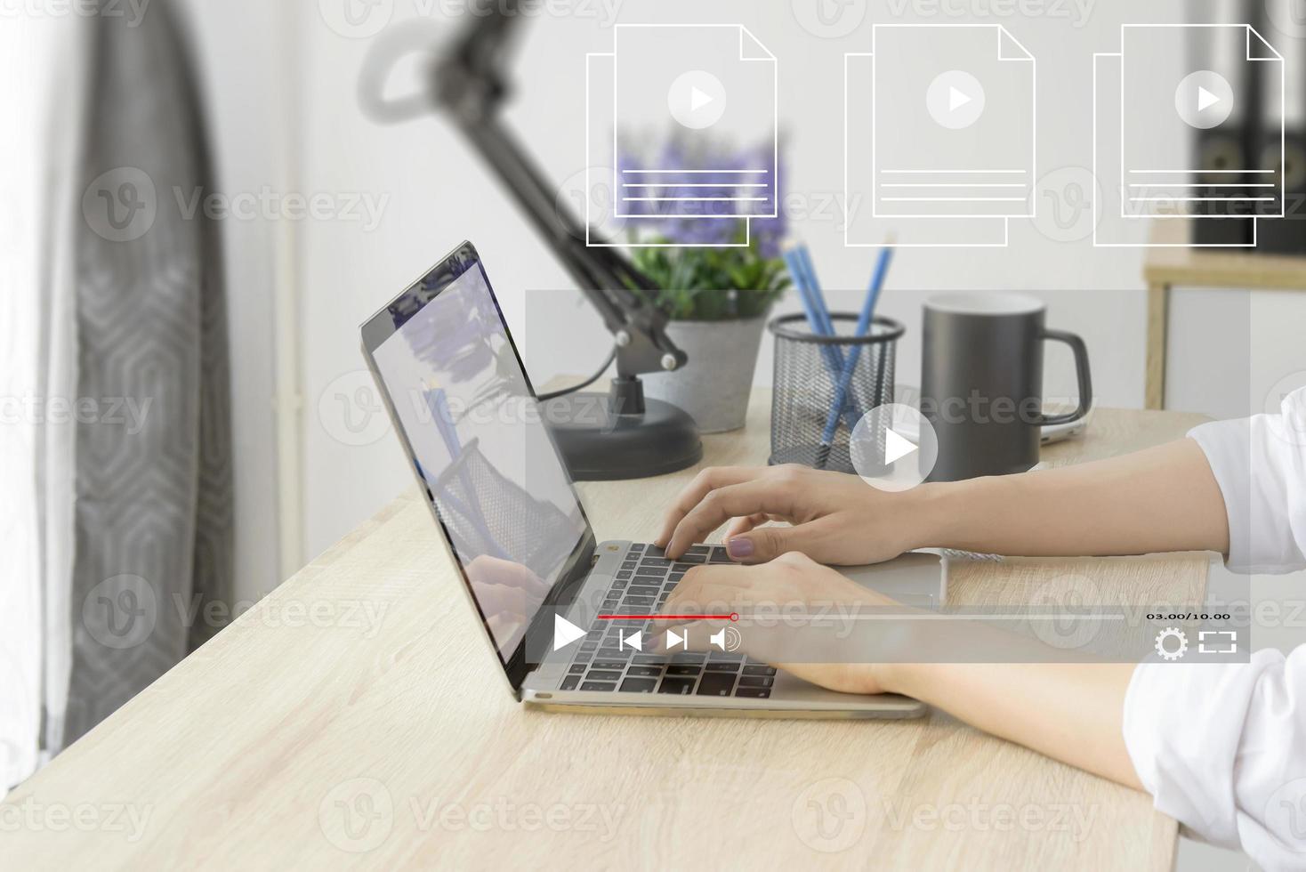 Stream online Watch internet videos,tutorials using your mouse and keyboard to stream online. Watch videos on the Internet, live performances, performances, or tutorials. photo