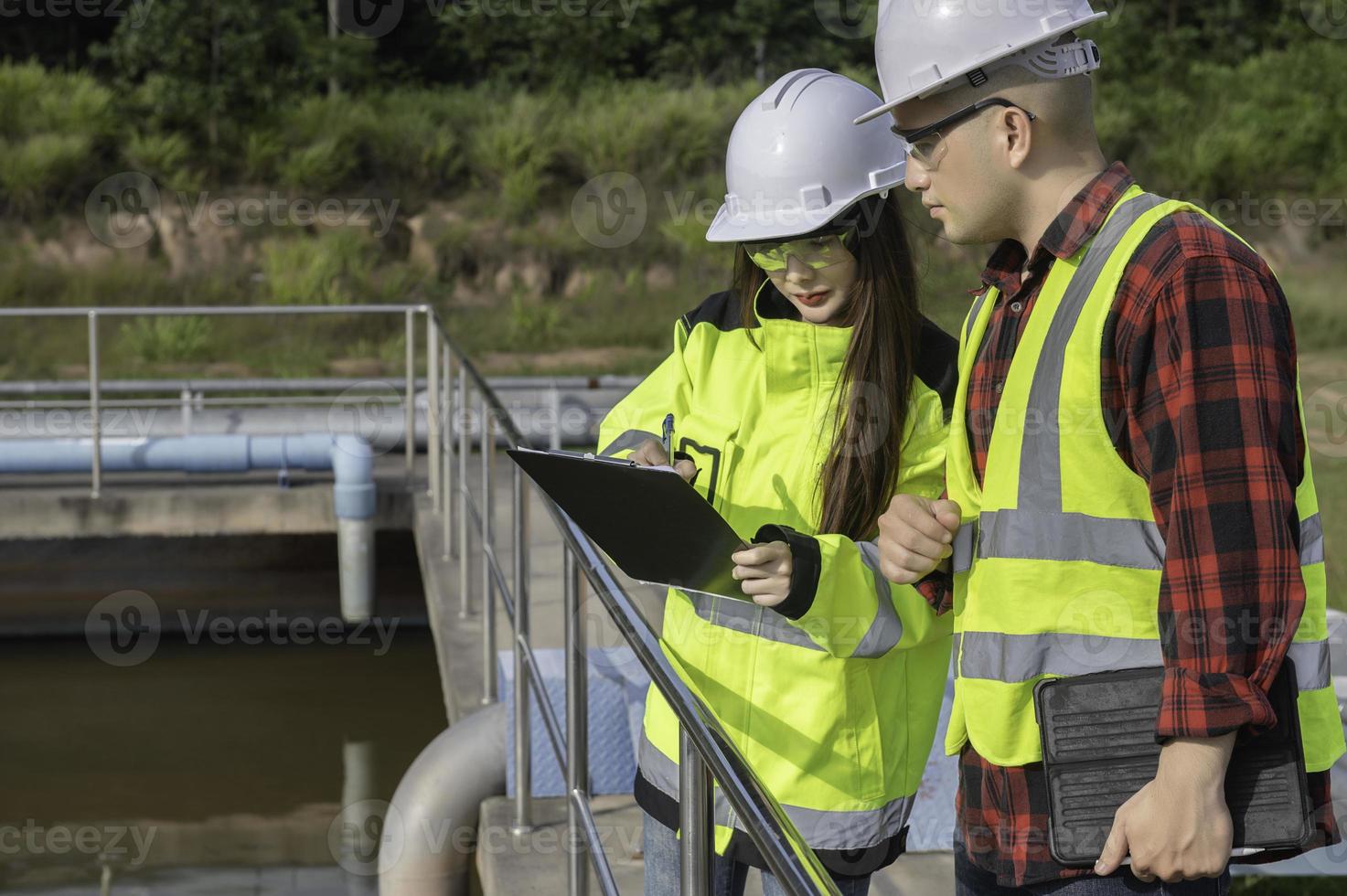 los ingenieros ambientales trabajan en plantas de tratamiento de aguas residuales, la ingeniería de suministro de agua trabaja en la planta de reciclaje de agua para su reutilización, los técnicos y los ingenieros discuten el trabajo juntos. foto