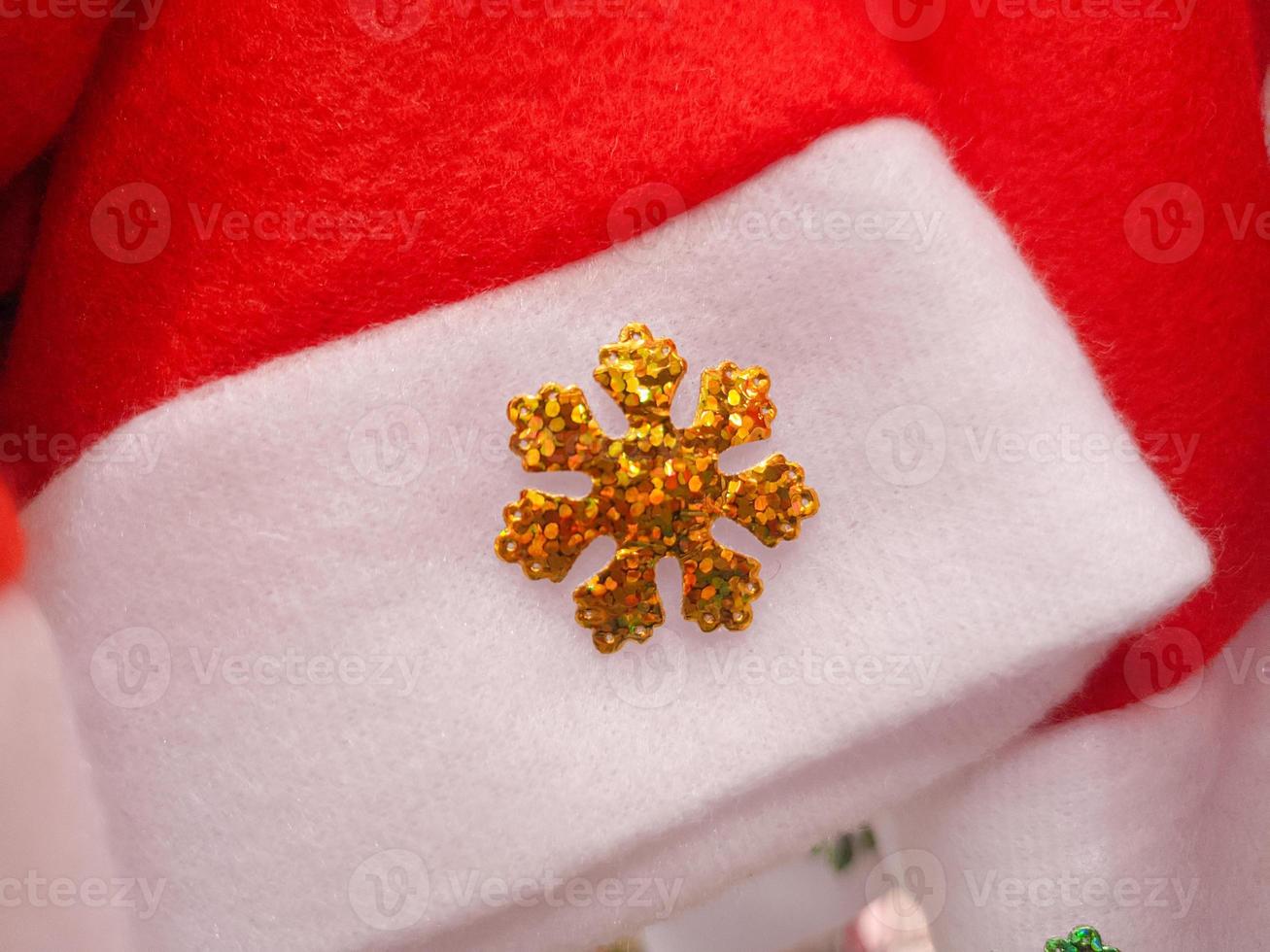 fondo de navidad, sombrero de santa con adorno de copos de nieve en la tienda de suministros de navidad foto