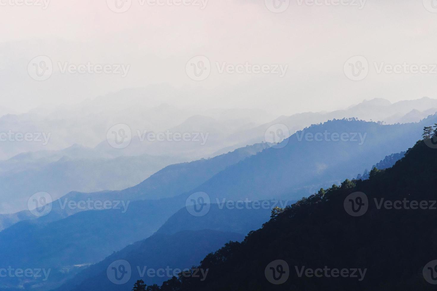 amanecer y atardecer en las montañas, capas de montaña hermoso paisaje de montaña oscura foto