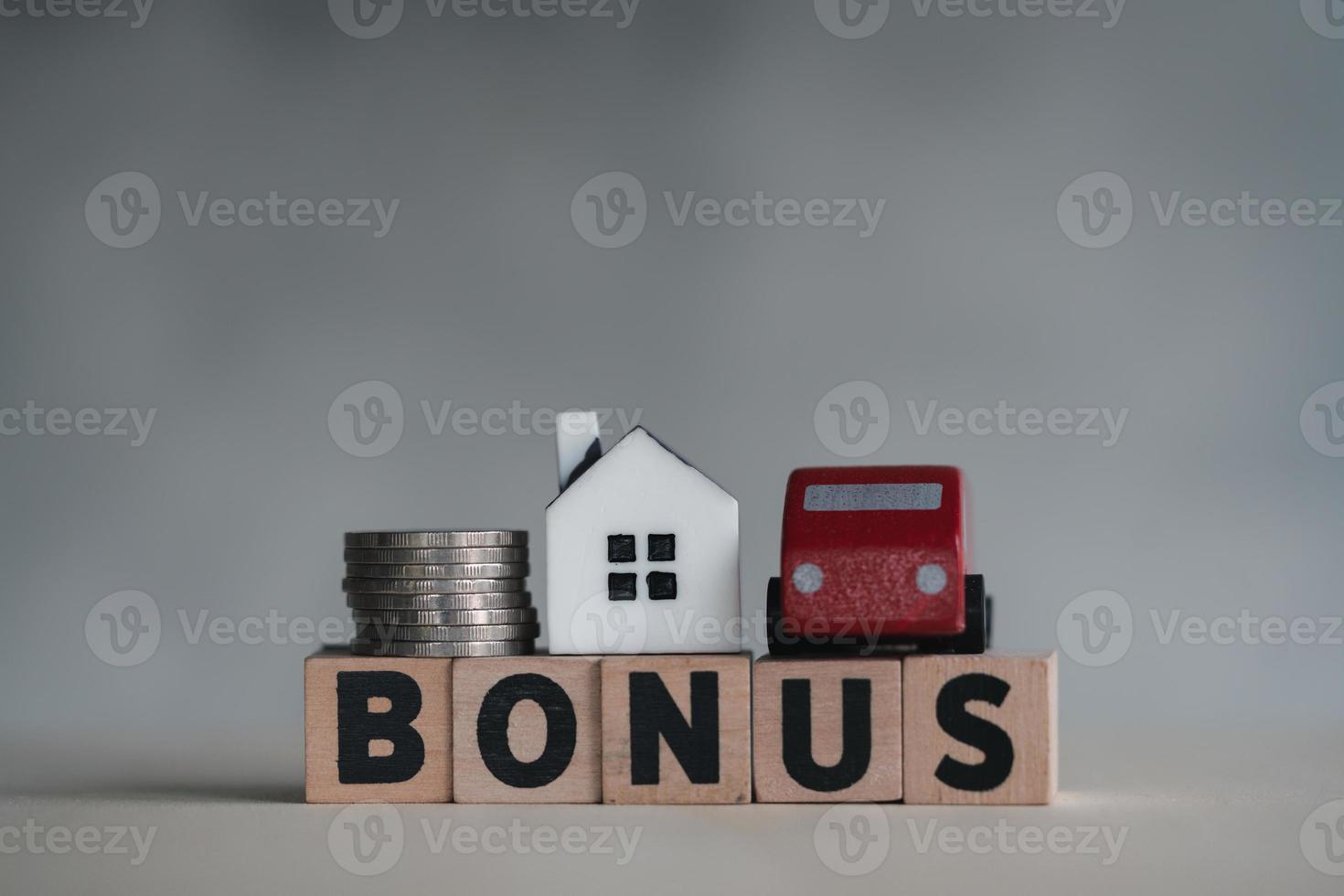 bloques de madera con la palabra bono. recibir bonos, recompensas y preferencias. foto