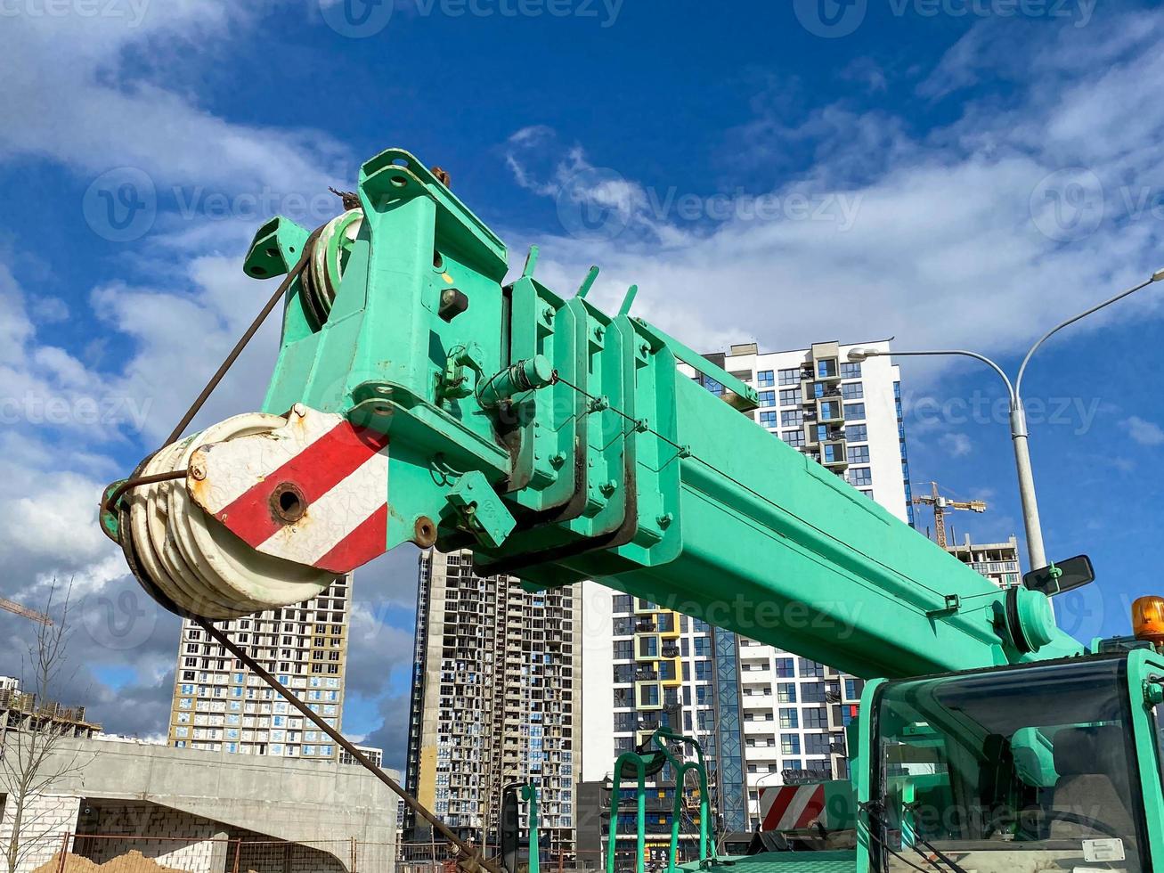 Gran grúa de construcción ecológica industrial nueva y potente utilizada en la construcción de nuevas áreas de la ciudad. equipos especiales de construccion foto