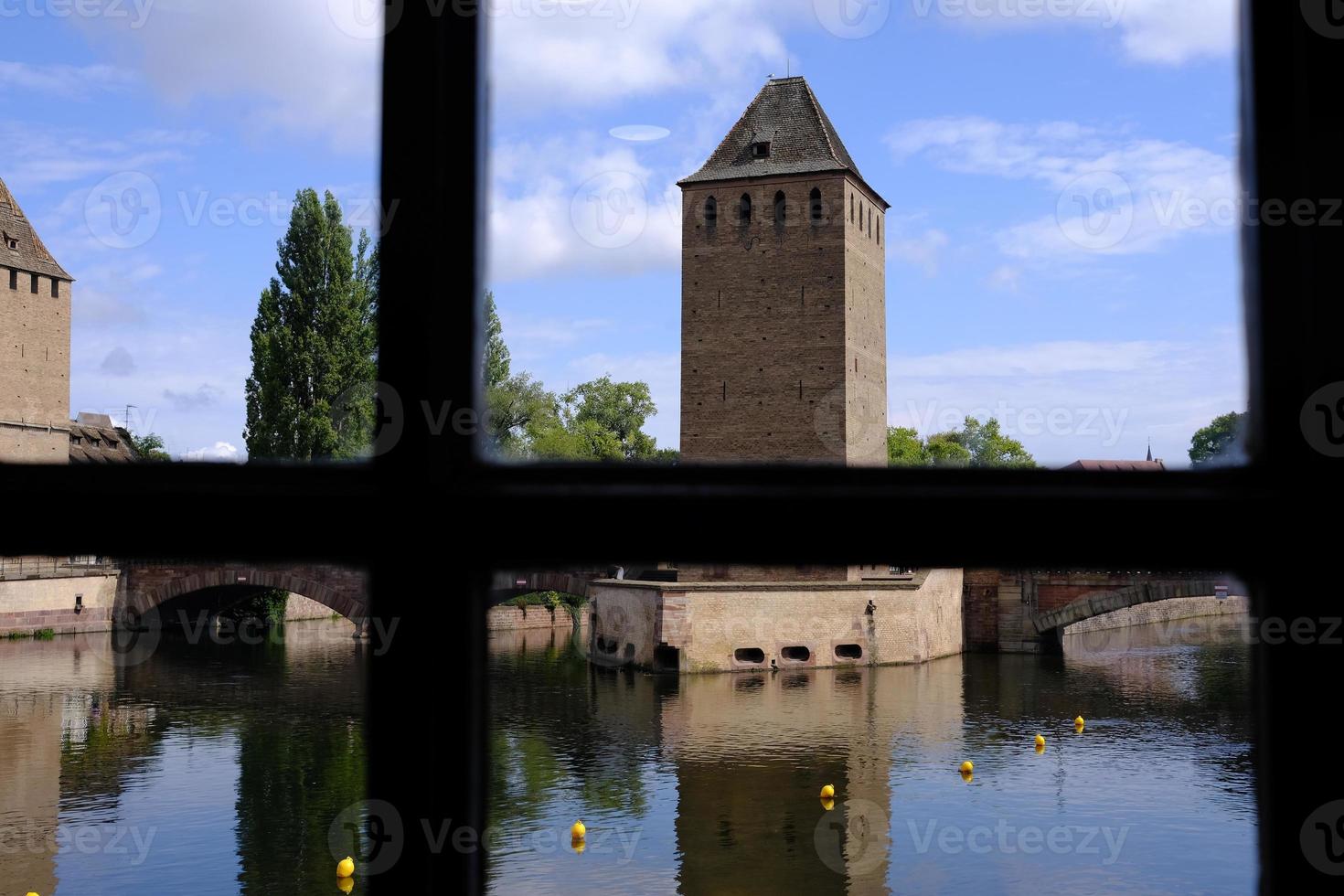 el paisaje de la torre ponts couverts desde la ventana en estrasburgo, donde es un famoso punto de referencia de francia. foto