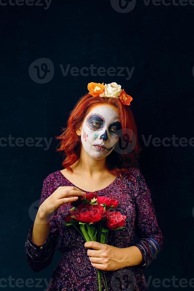 mujer joven en el día de la máscara muerta arte de la cara del cráneo. foto