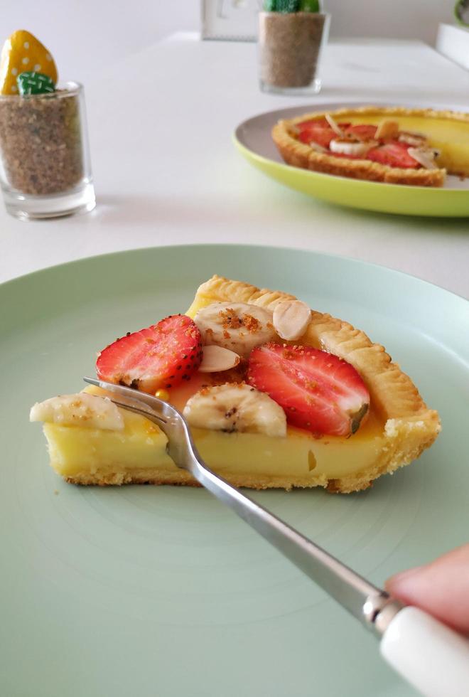 rebanada de pastel de leche con fresa y plátano foto