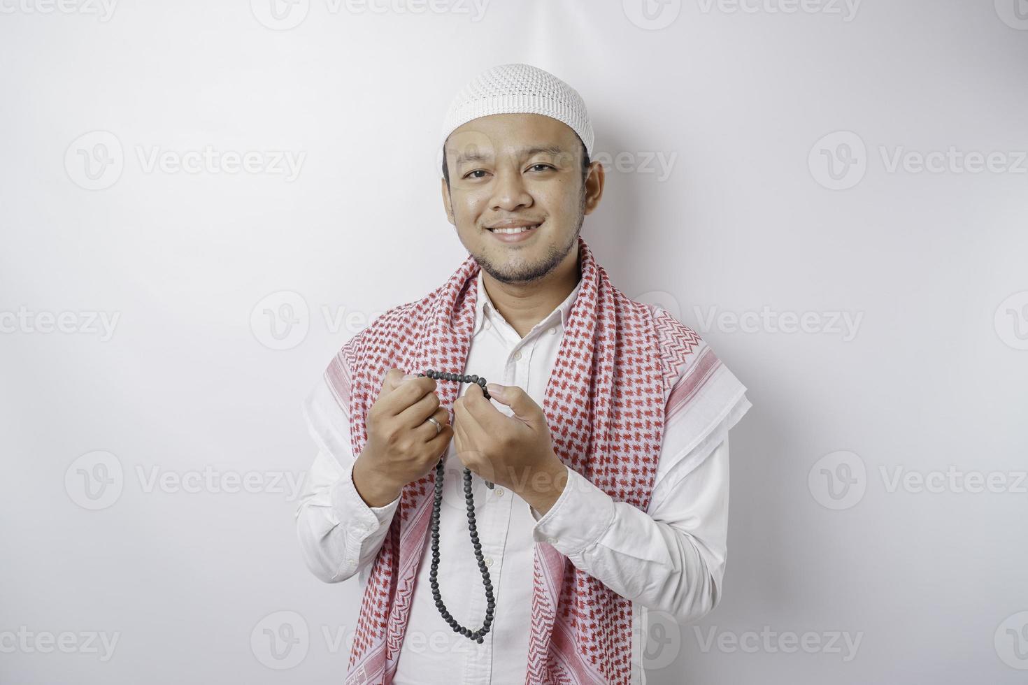 un retrato de un musulmán asiático feliz sonriendo aislado de fondo blanco foto