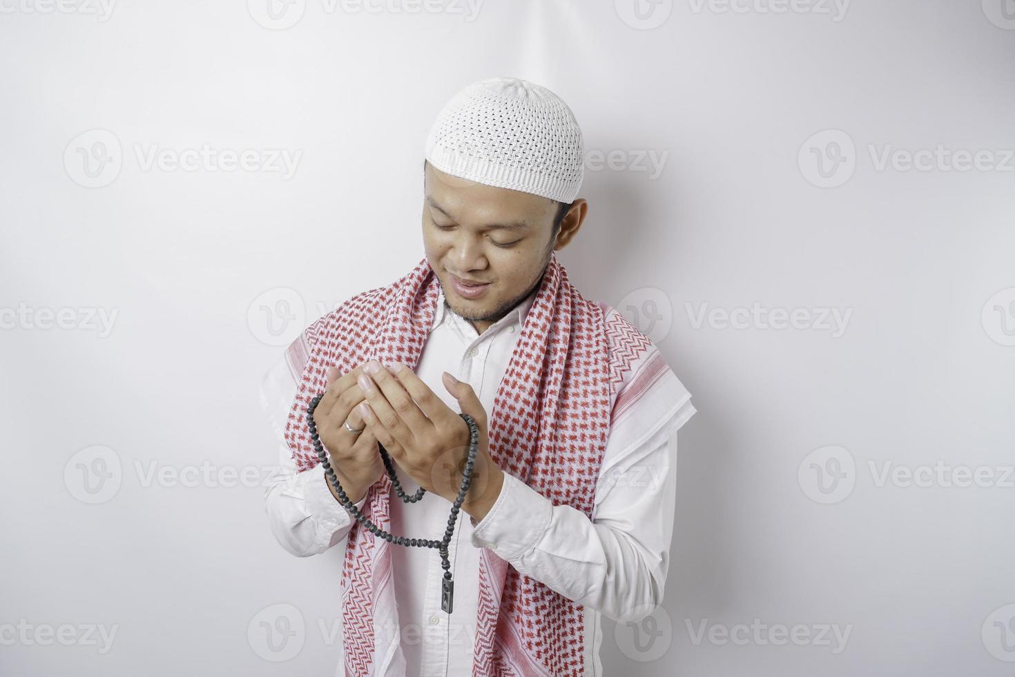 feliz y guapo hombre musulmán asiático está rezando a dios. foto