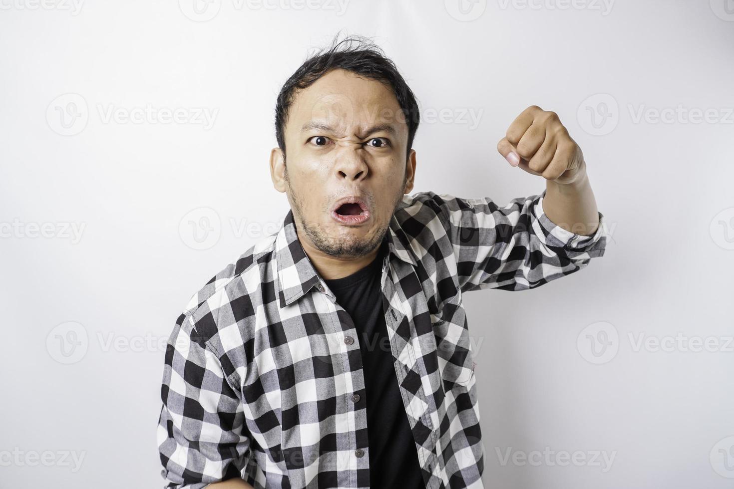 la cara enojada y enojada del hombre asiático con camisa de tartán en un fondo blanco aislado. foto