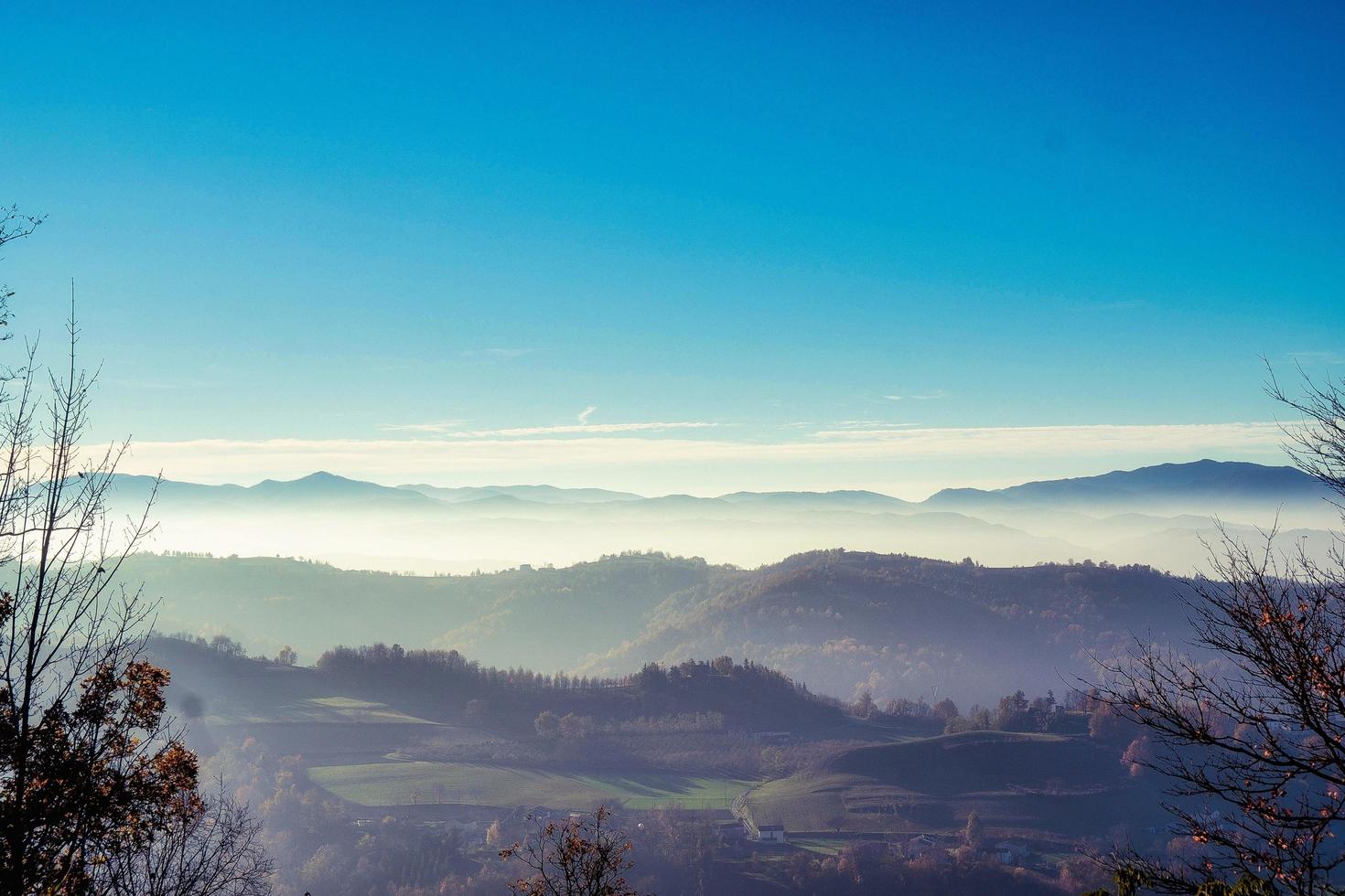 los colores de la langhe en otoño en serralunga d'alba, con los viñedos y colinas que se tiñen de colores cálidos como la temporada de otoño foto