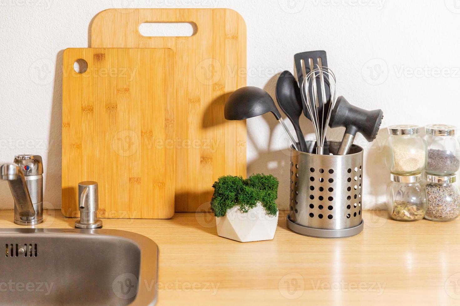 Cocina minimalista clásica escandinava con detalles en blanco y madera. cocina blanca moderna diseño de interiores de estilo contemporáneo limpio. foto