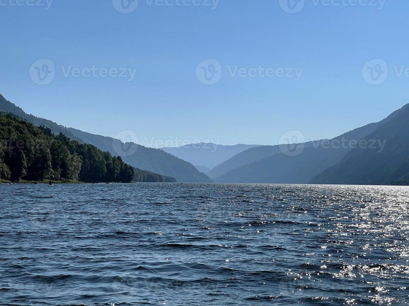 lago teletskoye en un día soleado. altai, rusia. foto