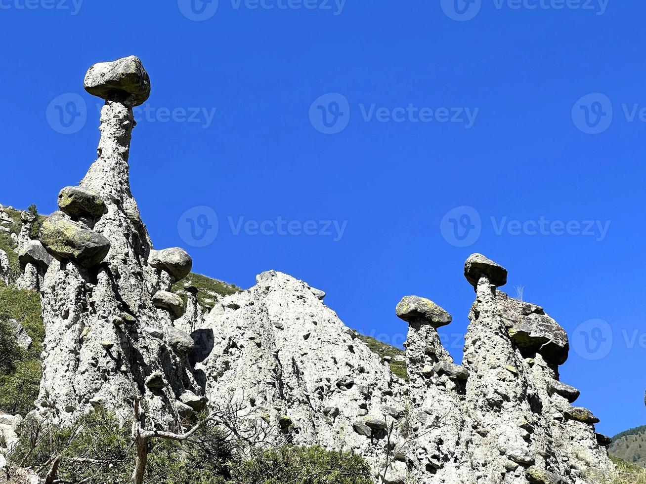 hongos de piedra en el tracto akkurum contra el cielo azul, las formaciones rocosas de una forma extraña, altai, rusia foto