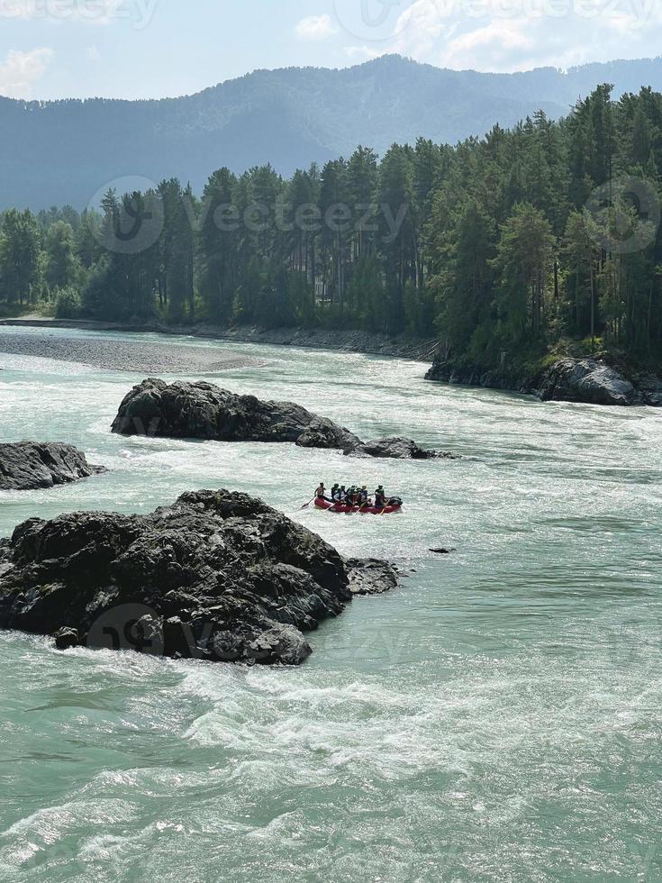 la gente en un catamarán está navegando en balsa por el río katun, altai, rusia foto