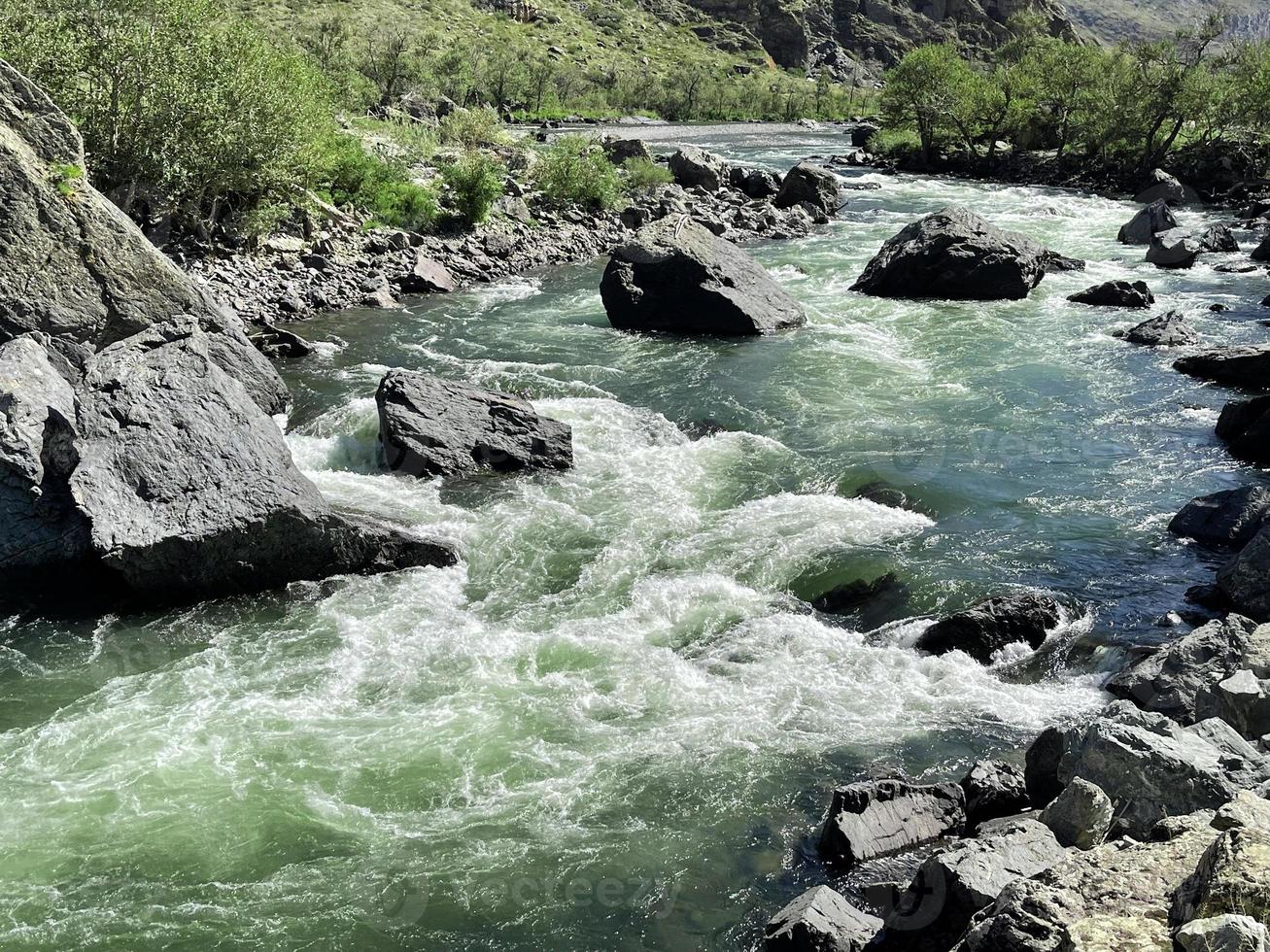 río tormentoso chulyshman en el valle de chulyshman, altai, rusia foto