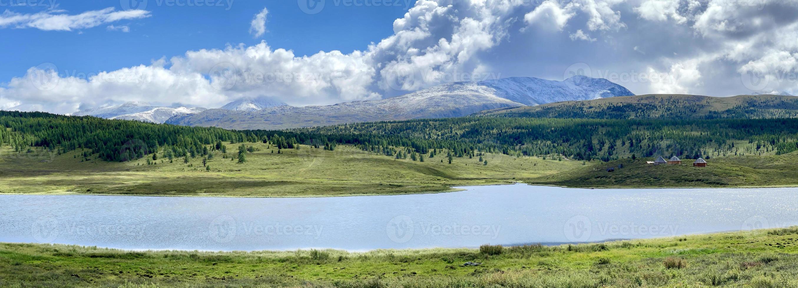 hermoso paisaje en las montañas de altai, rusia foto