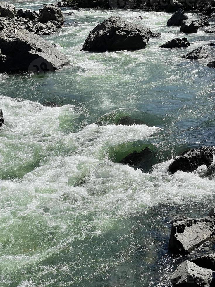 río tormentoso chulyshman en el valle de chulyshman, altai, rusia foto