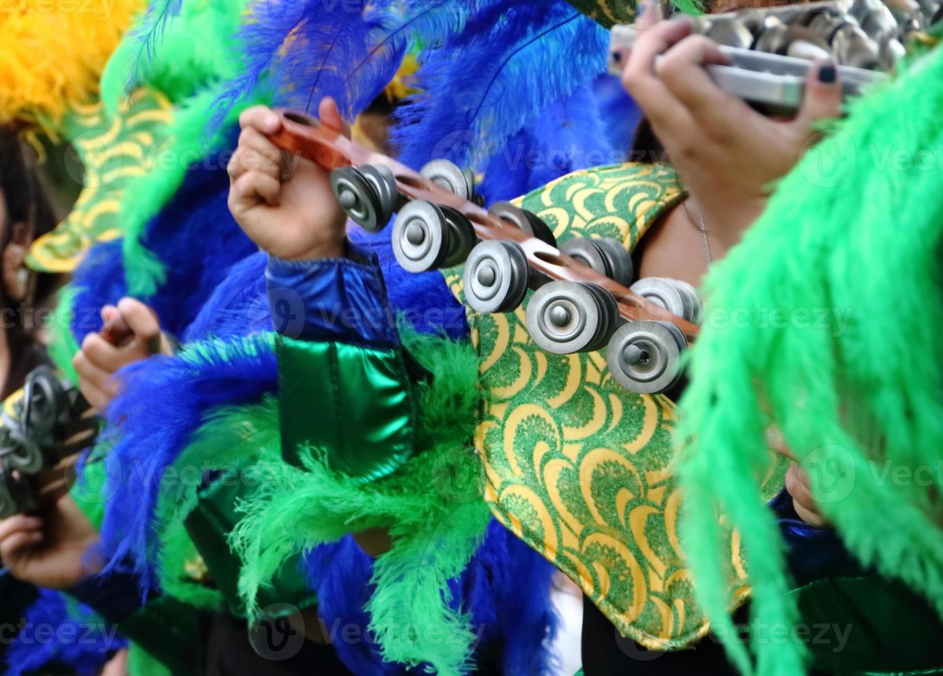 instrumentos de percusión plumas y bordados de carnaval foto