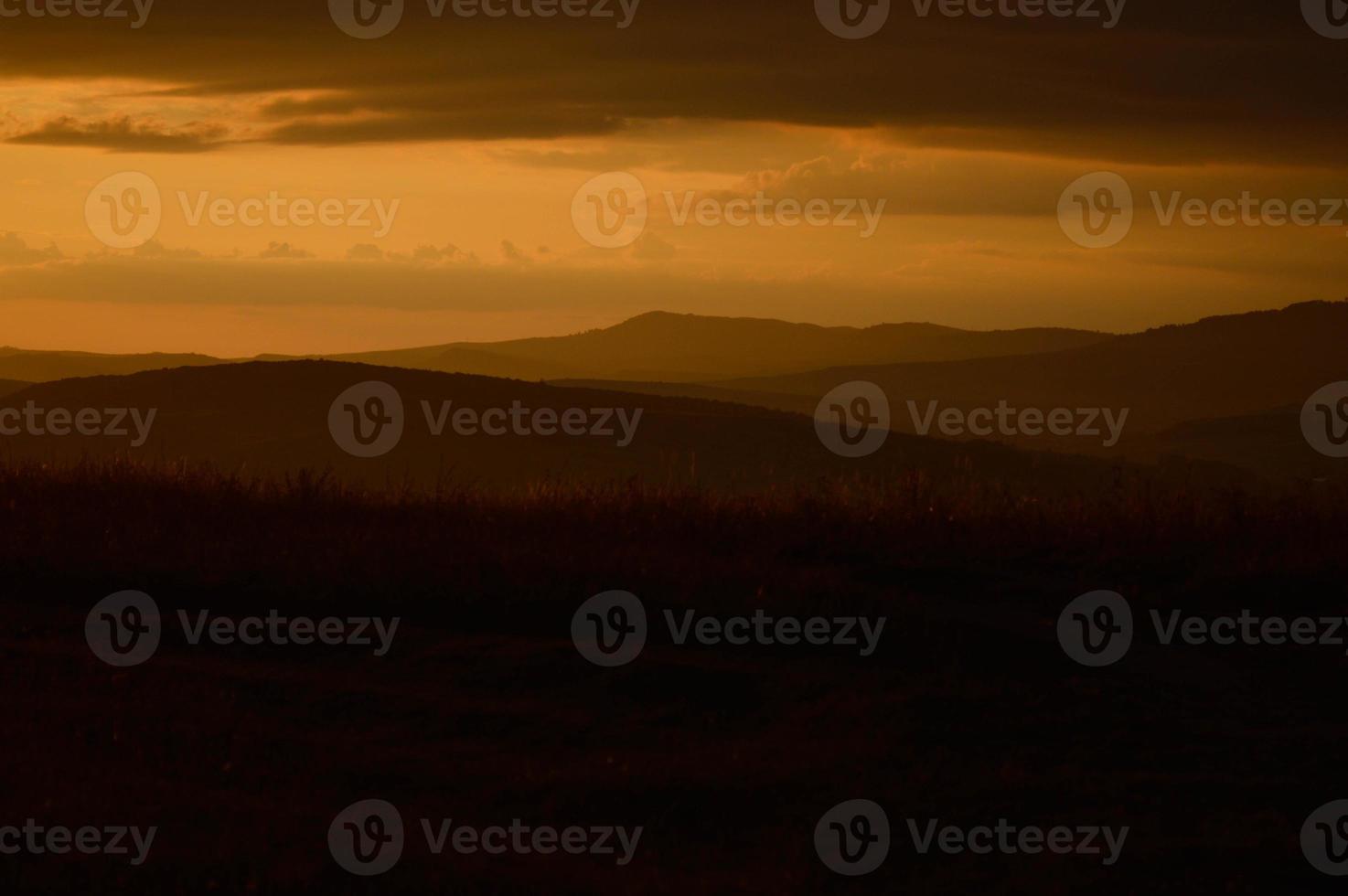 puesta de sol en la naturaleza, luz naranja crepuscular de montaña, paisaje foto