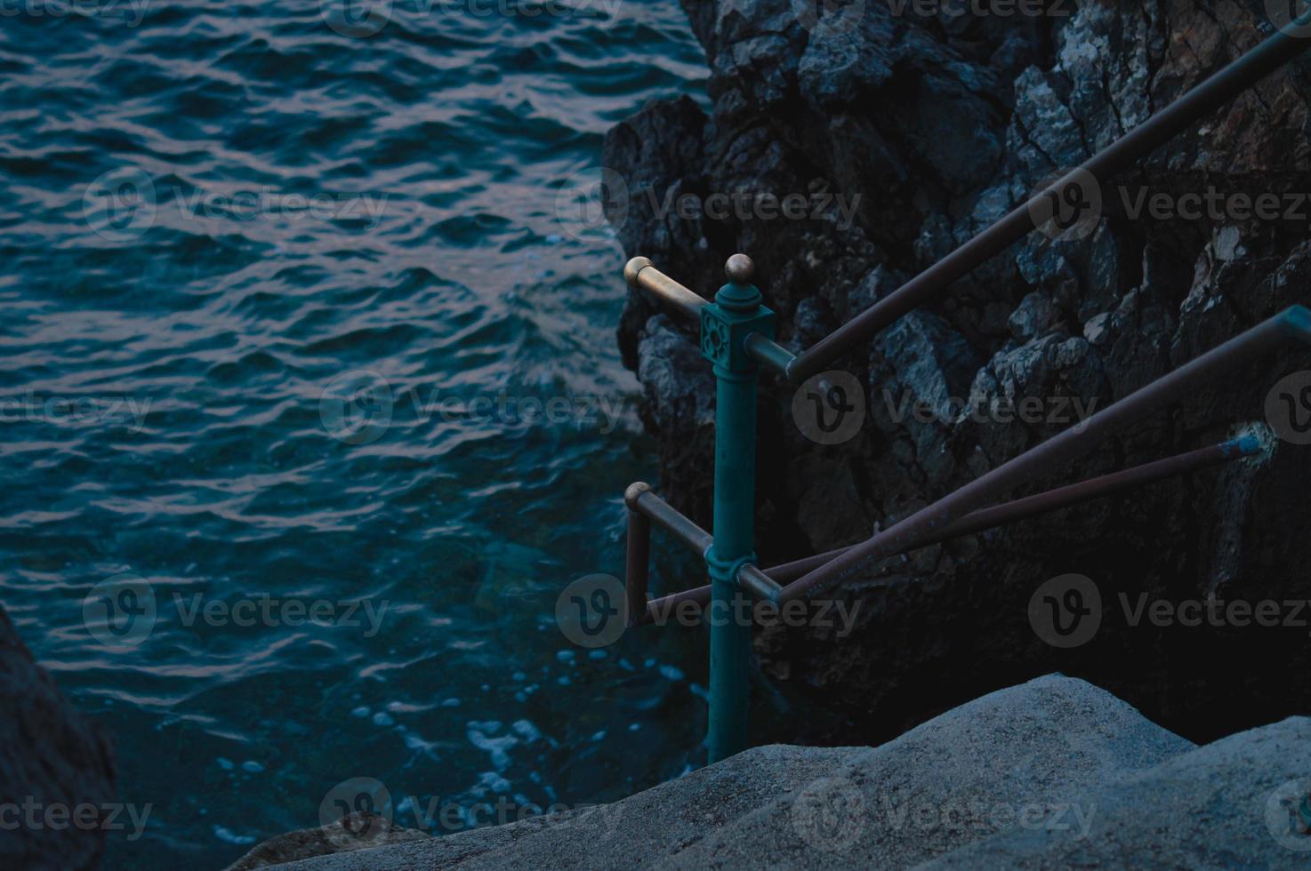 entrar en el agua, barandilla, escaleras, croacia entrar en el mar. foto