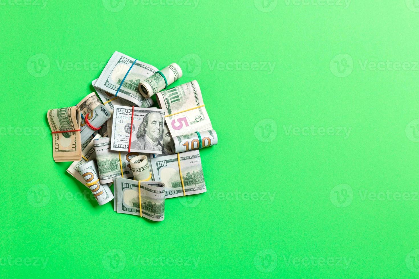 muchas pilas de billetes de 100 dólares. aislado sobre fondo de color wiev superior con espacio de copia foto