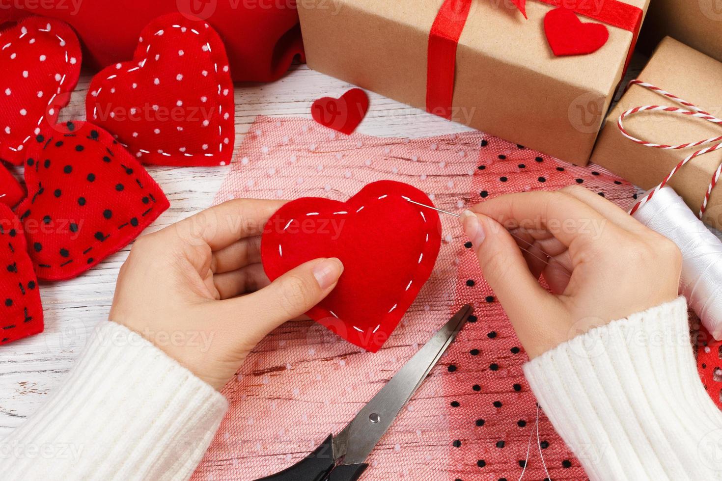fondo del día de san valentín. corazón de textiles hecho a mano para el día de san valentín. decoración hecha a mano para las vacaciones foto