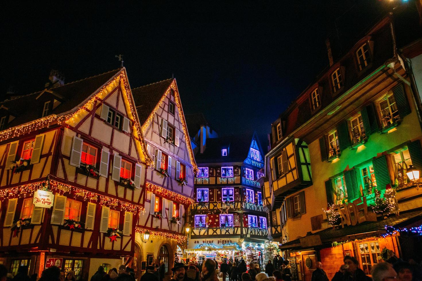 colmar, francia - diciembre de 2016 - mercado navideño francés de alsacia foto