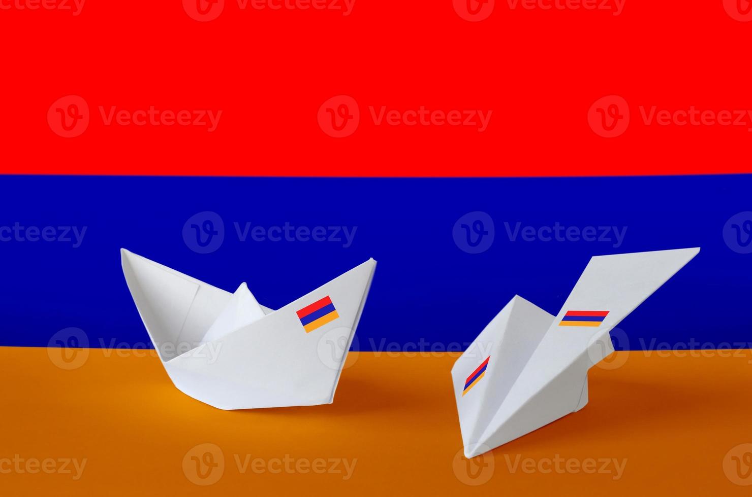 bandera de armenia representada en avión y barco de origami de papel. concepto de artes hechas a mano foto