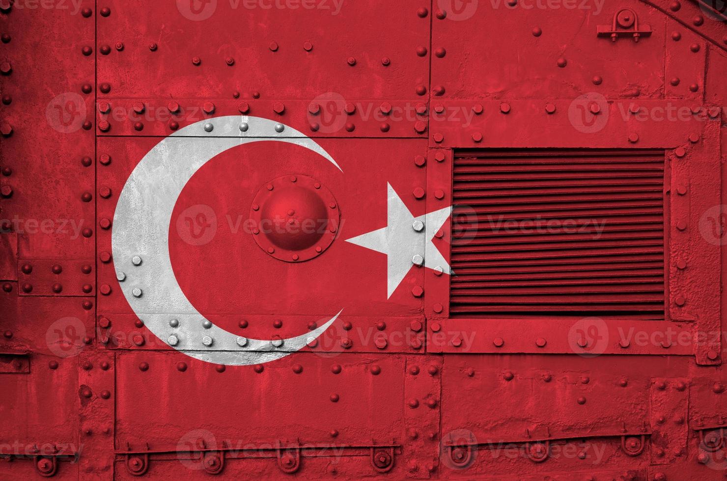 bandera de turquía representada en la parte lateral del primer plano del tanque blindado militar. antecedentes conceptuales de las fuerzas armadas foto
