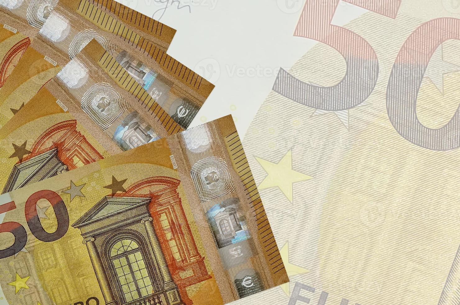 Los billetes de 50 euros se encuentran apilados sobre el fondo de un gran billete semitransparente. fondo de negocios abstracto foto