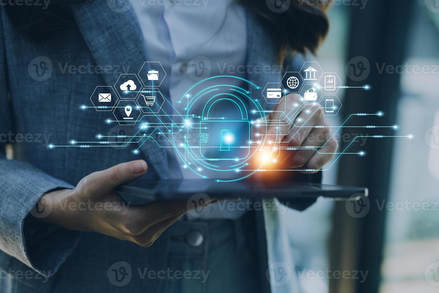 conceptos de ciberseguridad y privacidad para proteger los datos. icono de candado y tecnología de seguridad de red de Internet. empresario que protege datos personales en teléfonos inteligentes con interfaces de pantalla virtual. foto