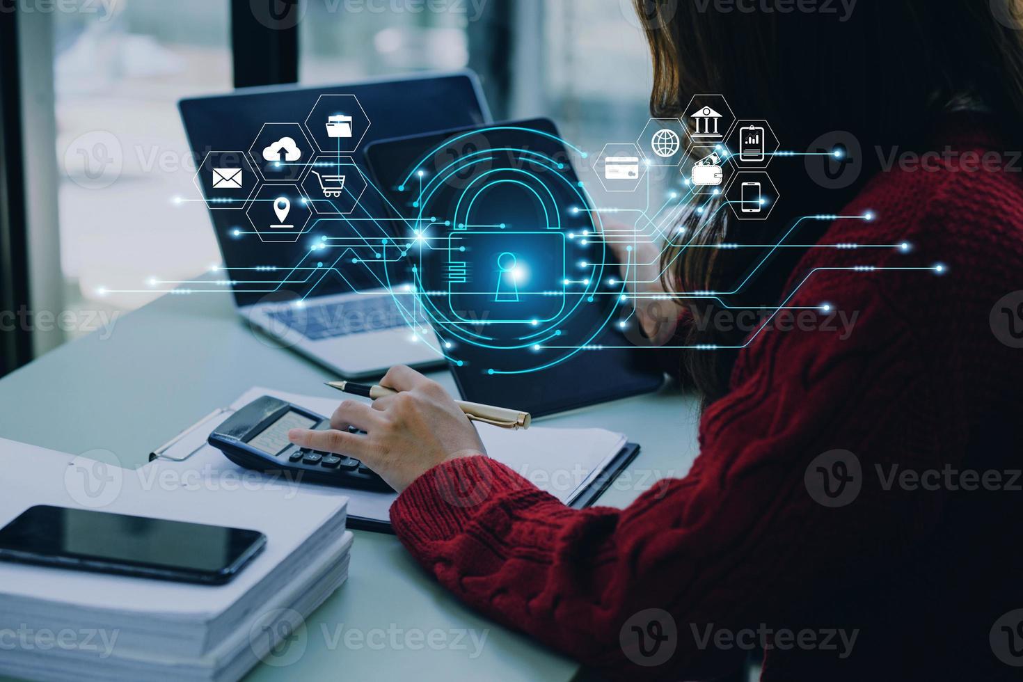 conceptos de ciberseguridad y privacidad para proteger los datos. icono de candado y tecnología de seguridad de red de Internet. empresario que protege datos personales en teléfonos inteligentes con interfaces de pantalla virtual. foto