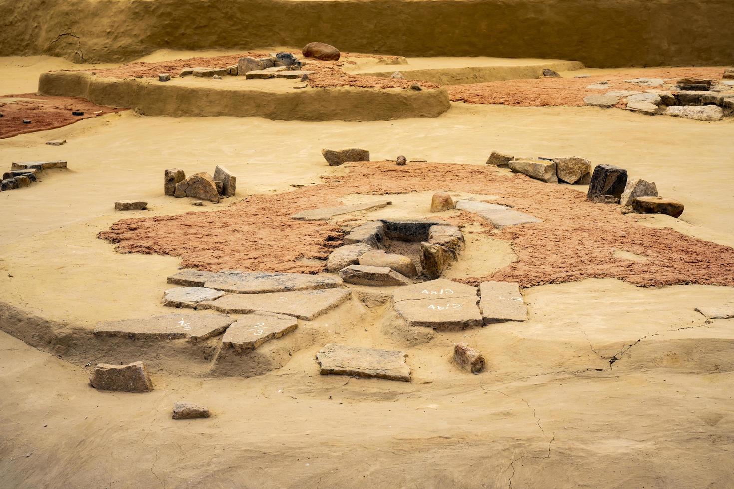 boljetin, serbia, 2021 - detalle del museo de lepenski vir en serbia. es un sitio arqueológico importante de la cultura mesolítica de las puertas de hierro de los balcanes. foto