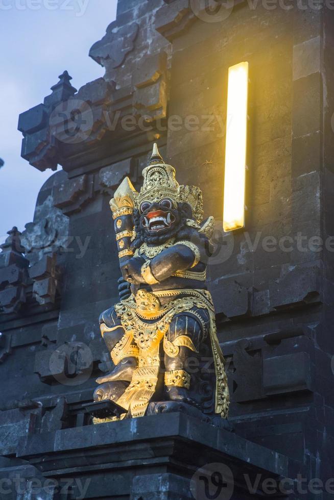 templo de peregrinación hindú pura tanah lot en la isla de bali, indonesia foto