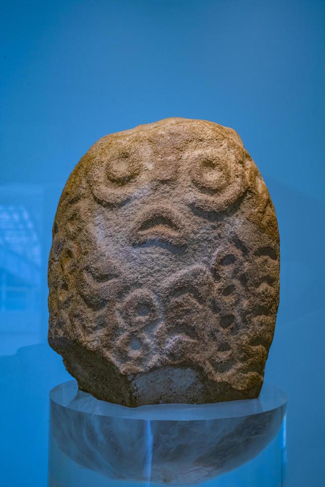 boljetin, serbia, 2021 - figura prehistórica de arenisca roja del museo de lepenski vir en serbia. es un sitio arqueológico importante de la cultura mesolítica de las puertas de hierro de los balcanes. foto