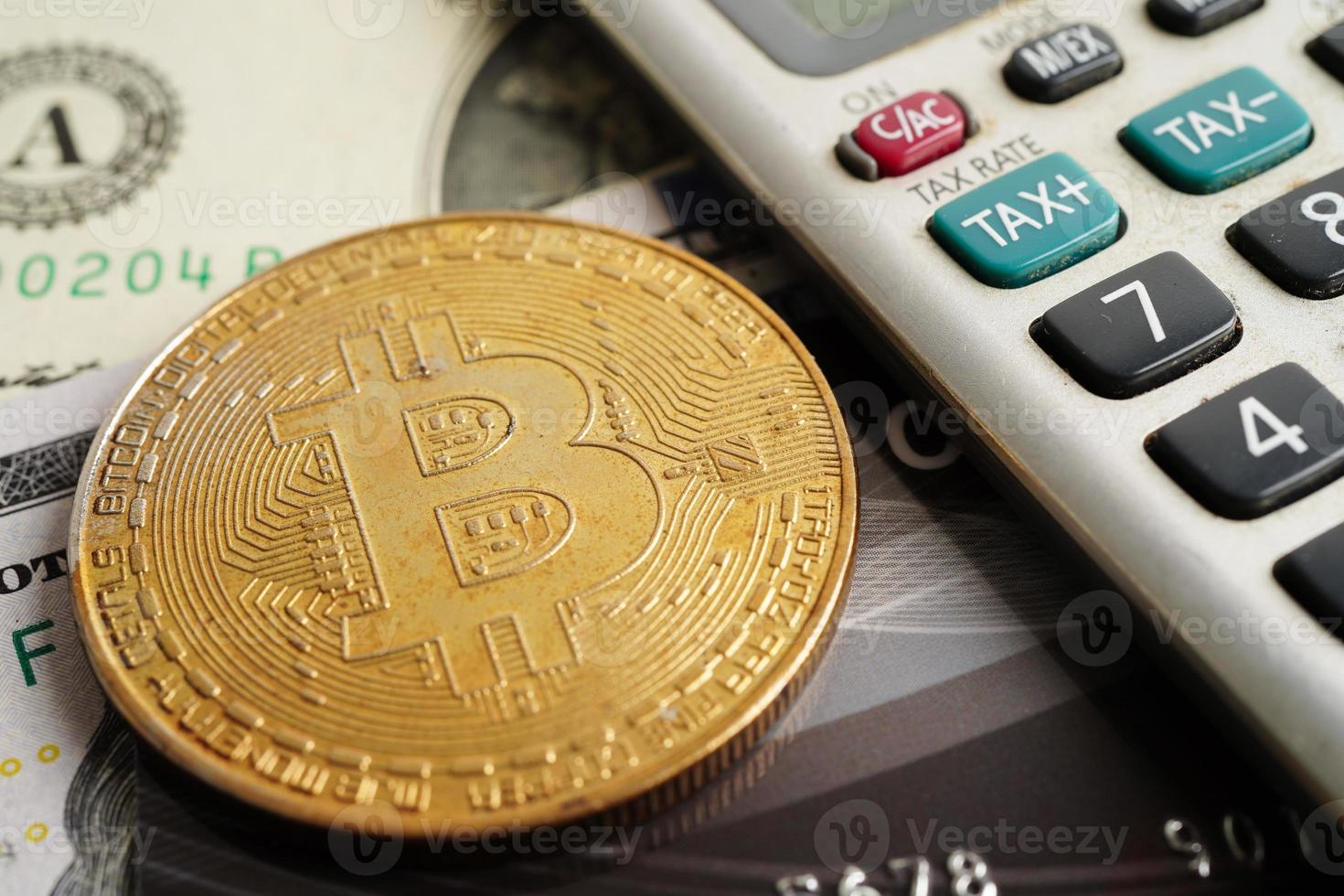 bitcoin dorado con tarjeta de crédito en billetes en dólares estadounidenses dinero para negocios y comercio, moneda digital, criptomoneda virtual. foto
