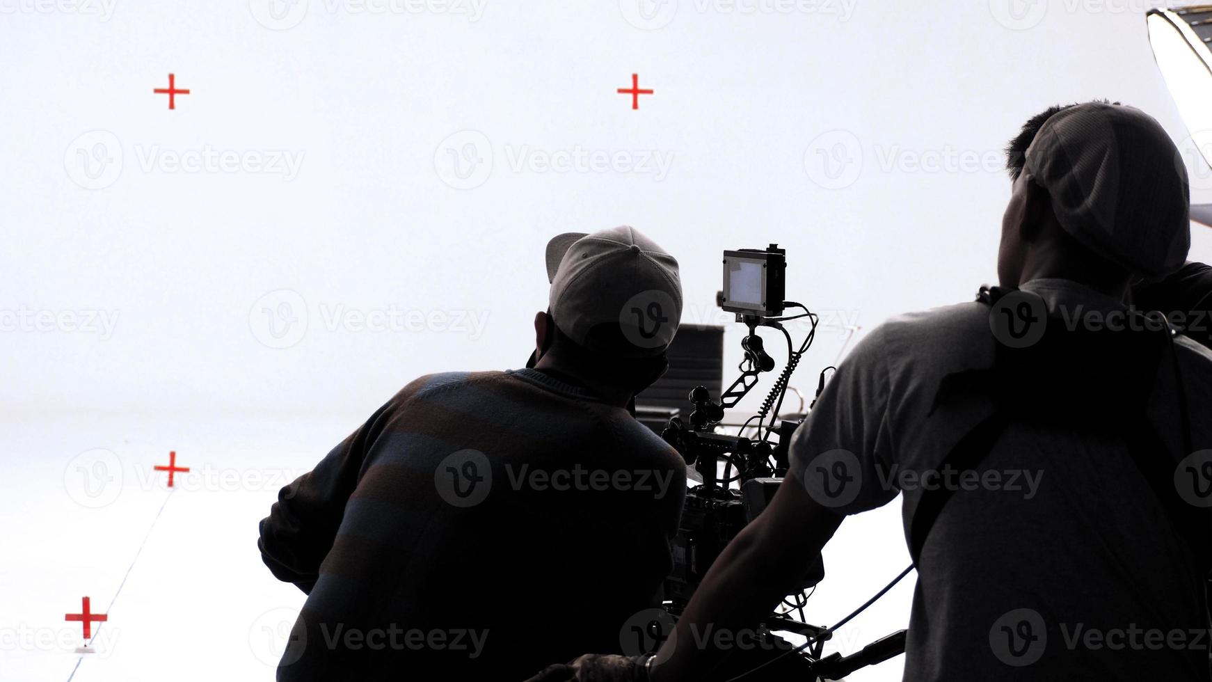 Grabación de comerciales de televisión y cámara de cine y camarógrafo en un gran estudio. foto