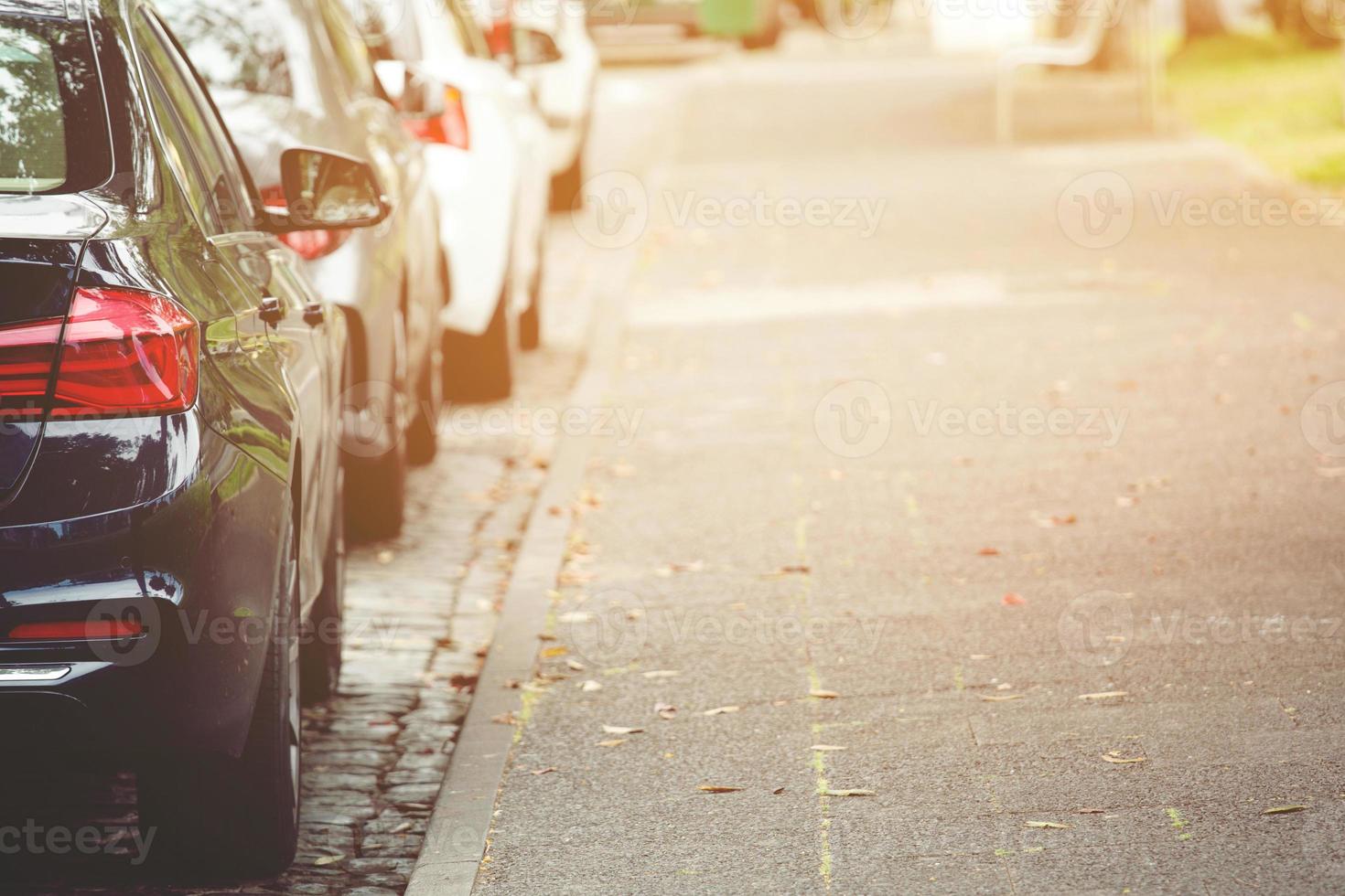 aparcamiento de coches aéreos al aire libre, coches traseros en fila aparcados al lado de la carretera. foto