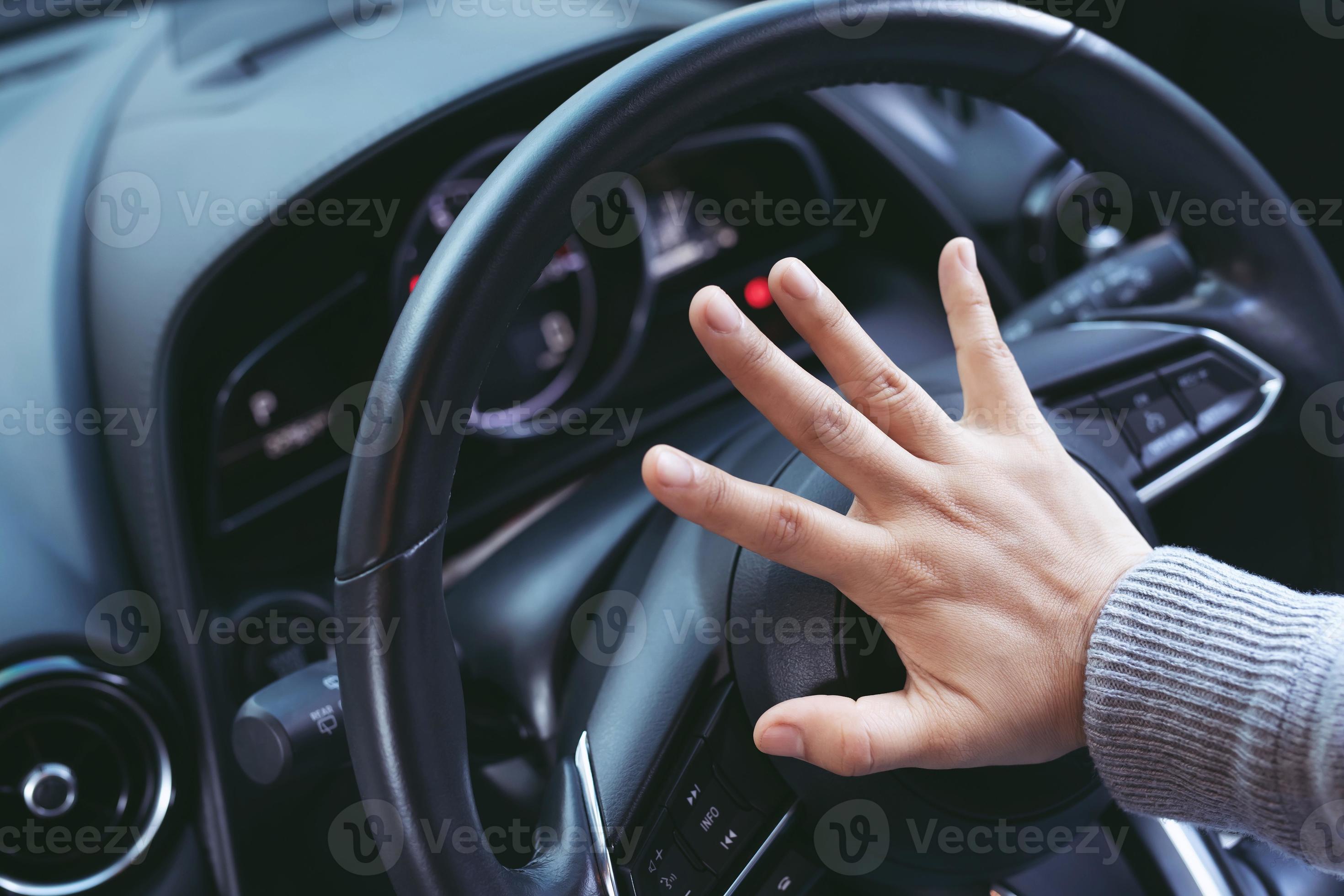 Honk the car horn to prevent accidents. 14981096 Stock Photo at Vecteezy